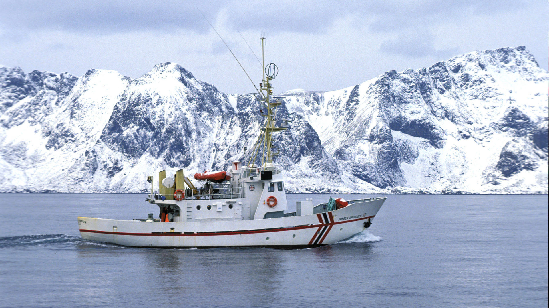 RS Jørgen Amundsen sailing along the Lofoten Wall in March 1992. Image credit Redningsselskapet.